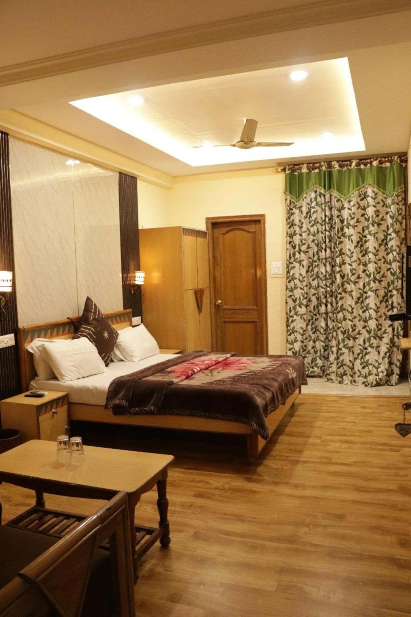 Hotel Royal Palace ชลันธระ ภายนอก รูปภาพ